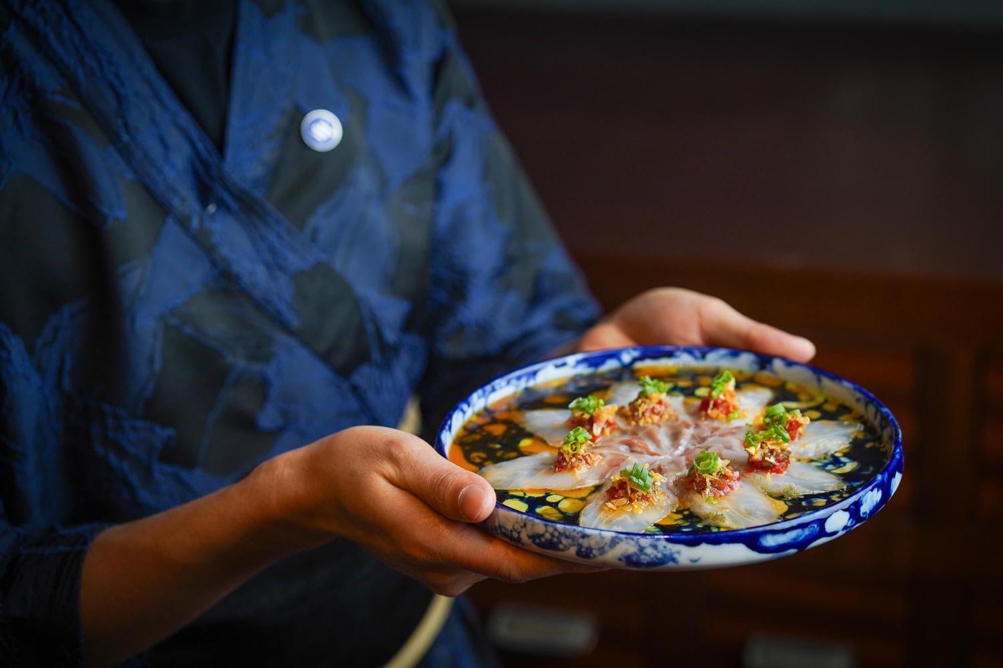 Waldorf Astoria Ras Al Khaimah Eksteriør billede Chef holding a plate of ceviche