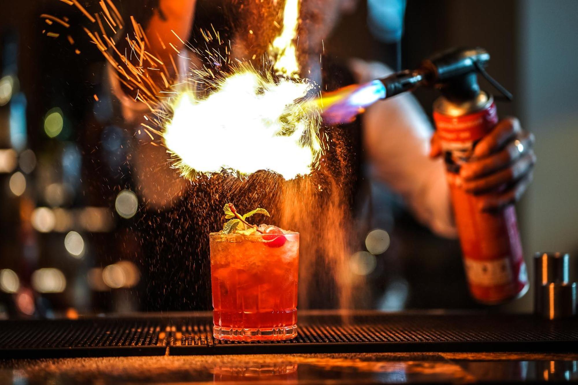 Waldorf Astoria Ras Al Khaimah Eksteriør billede Flaming a cocktail