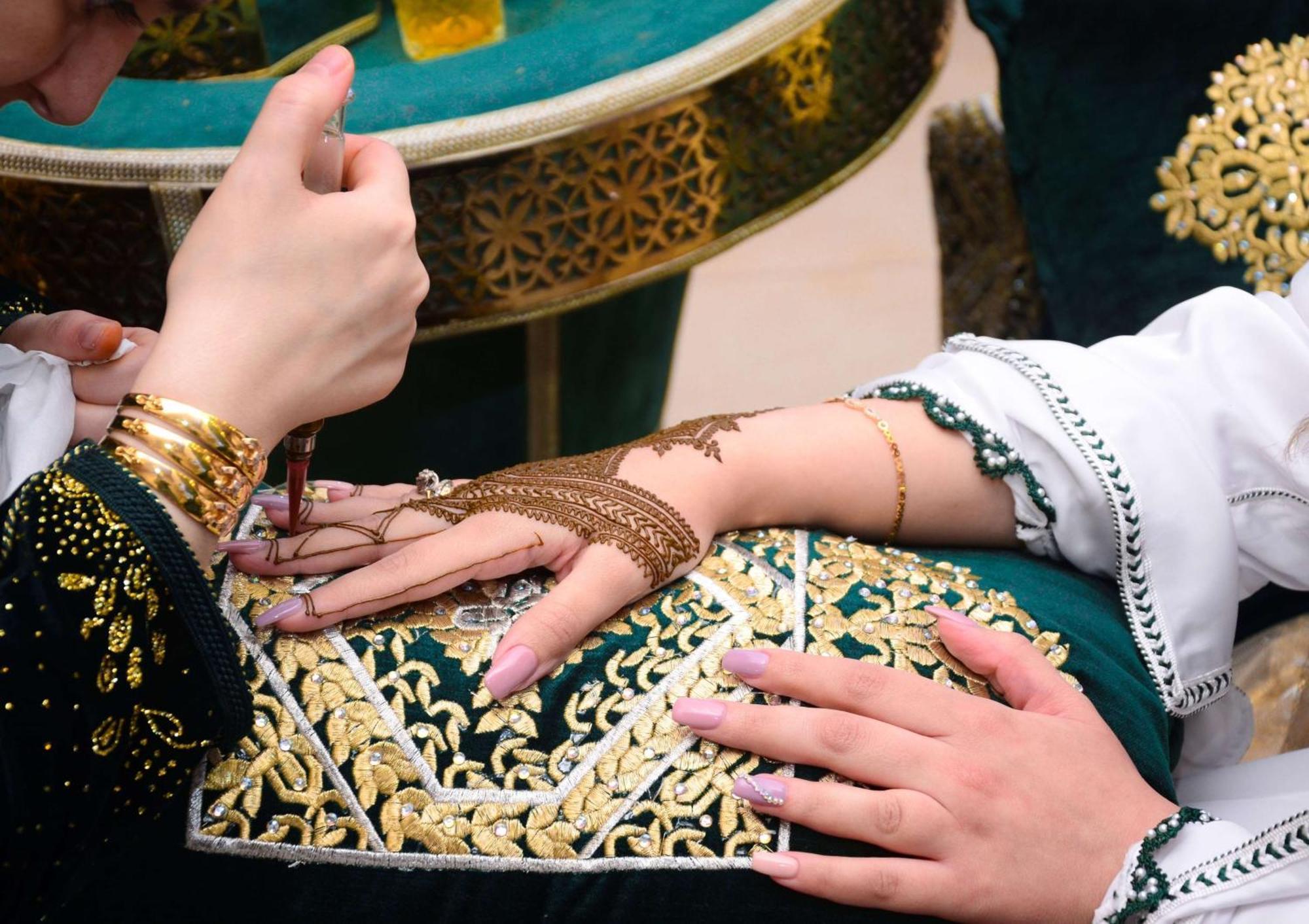 Waldorf Astoria Ras Al Khaimah Eksteriør billede Henna being applied to a bride's hands