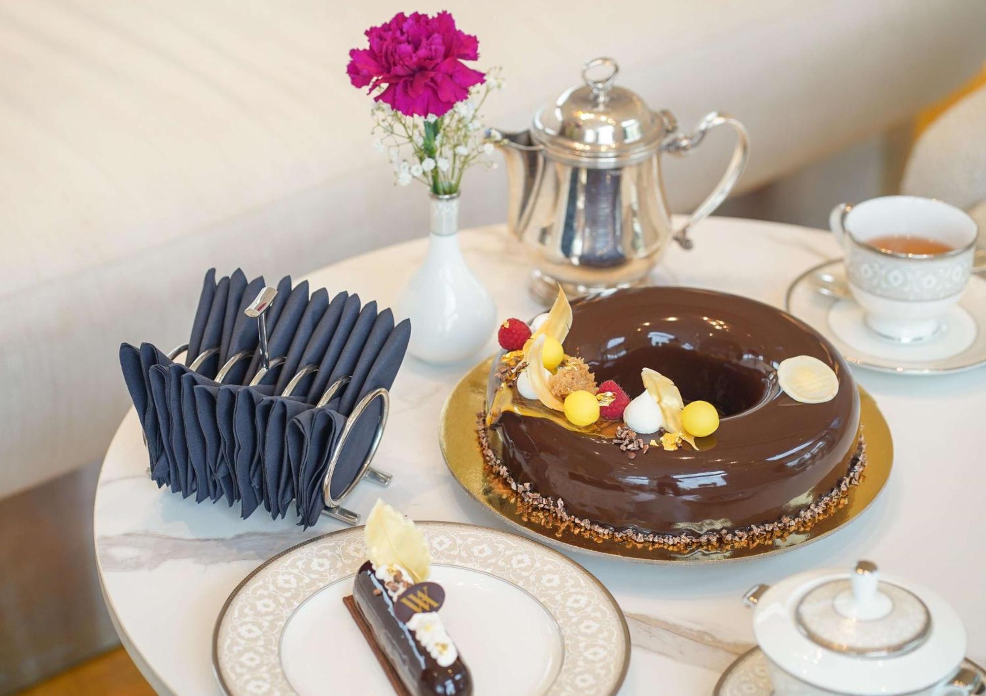 Waldorf Astoria Ras Al Khaimah Eksteriør billede A chocolate cake